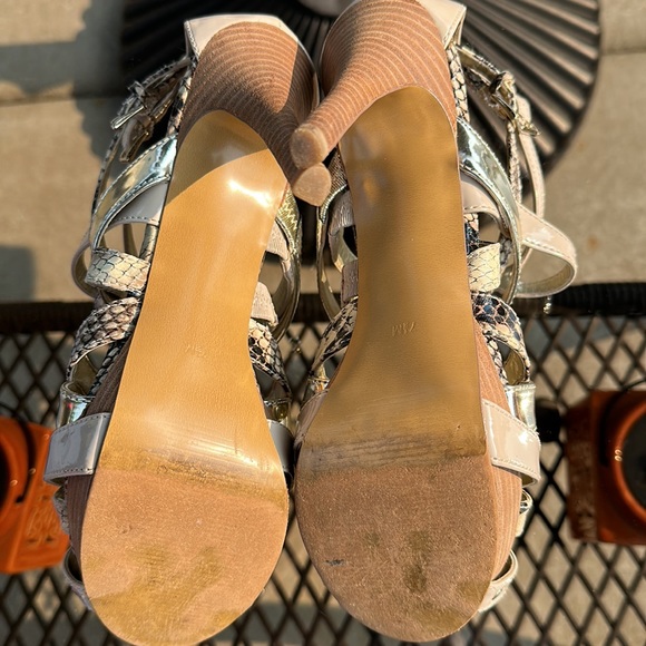 GUESS PLATFORM HEELS - Picture 5 of 10